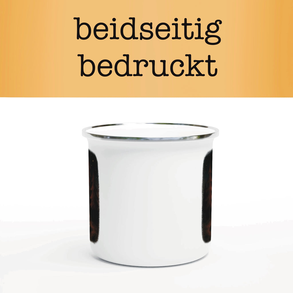 Weiße Emaille-Tasse mit silbernem Rand und Motiv eines Lagerfeuers im Wald bei Nacht unter Sternenhimmel. Camping-Tasse für Outdoor-Abenteuer.