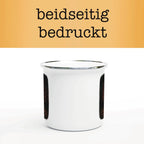 Weiße Emaille-Tasse mit silbernem Rand und Motiv eines Lagerfeuers im Wald bei Nacht unter Sternenhimmel. Camping-Tasse für Outdoor-Abenteuer.