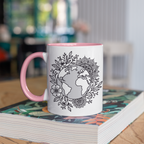 Weiße Tasse, Boho Motiv: Weltkarte mit floralen Mandala- und Blumenmustern. Stilvolle Welt-Tasse für Naturfreunde.