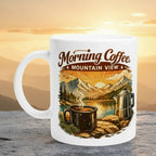Keramiktasse mit Illustration von Bergen, Sonnenaufgang und dampfender Kaffeetasse im Outdoor-Stil.