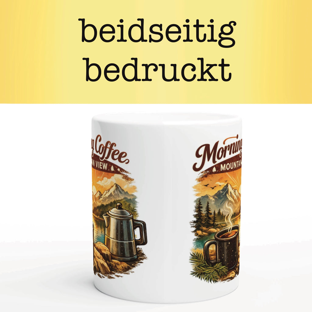 Keramiktasse mit Illustration von Bergen, Sonnenaufgang und dampfender Kaffeetasse im Outdoor-Stil.