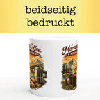 Keramiktasse mit Illustration von Bergen, Sonnenaufgang und dampfender Kaffeetasse im Outdoor-Stil.
