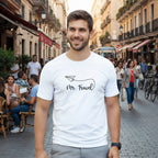 Weißes T-Shirt mit schwarzem Papierflieger und Schriftzug „Mr. Travel“. Ideal für Männer mit Fernweh und Reiselust.