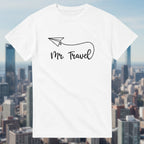 Weißes T-Shirt mit schwarzem Papierflieger und Schriftzug „Mr. Travel“. Ideal für Männer mit Fernweh und Reiselust.