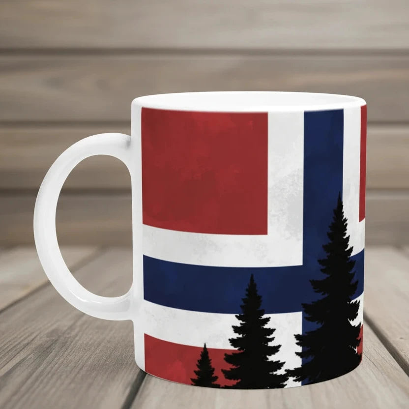 Weiße Keramiktasse mit illustrativem Flaggenmotiv von Norwegen und Waldsilhouette im skandinavischen Design.