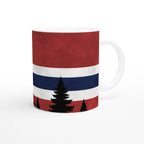 Weiße Keramiktasse mit illustrativem Flaggenmotiv von Norwegen und Waldsilhouette im skandinavischen Design.