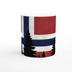 Weiße Keramiktasse mit illustrativem Flaggenmotiv von Norwegen und Waldsilhouette im skandinavischen Design.