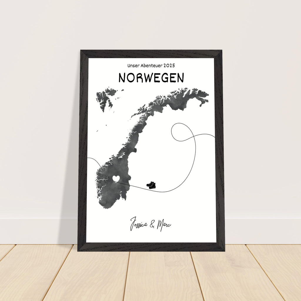 Personalisiertes Norwegen-Poster in Holzrahmen – Landkarte mit Namen, nachhaltiger Druck auf mattem Papier