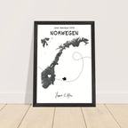 Personalisiertes Norwegen-Poster in Holzrahmen – Landkarte mit Namen, nachhaltiger Druck auf mattem Papier