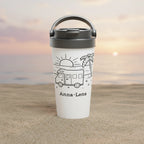 Weißer Reisebecher mit grauem Deckel, Motiv Wohnmobil am Strand mit Sonne und Palmen, personalisiert mit Namen „Anna-Lena“. Camping Thermobecher.