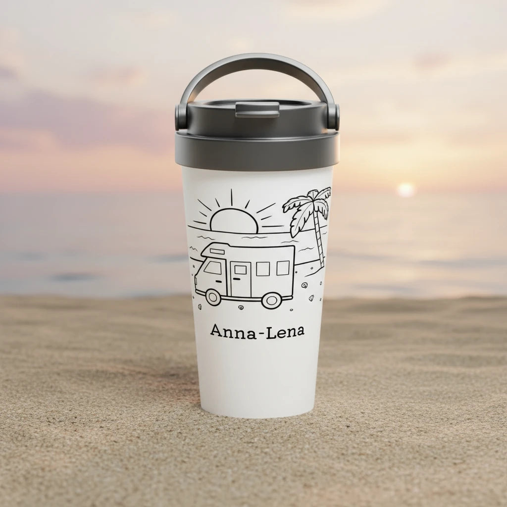 Weißer Reisebecher mit grauem Deckel, Motiv Wohnmobil am Strand mit Sonne und Palmen, personalisiert mit Namen „Anna-Lena“. Camping Thermobecher.