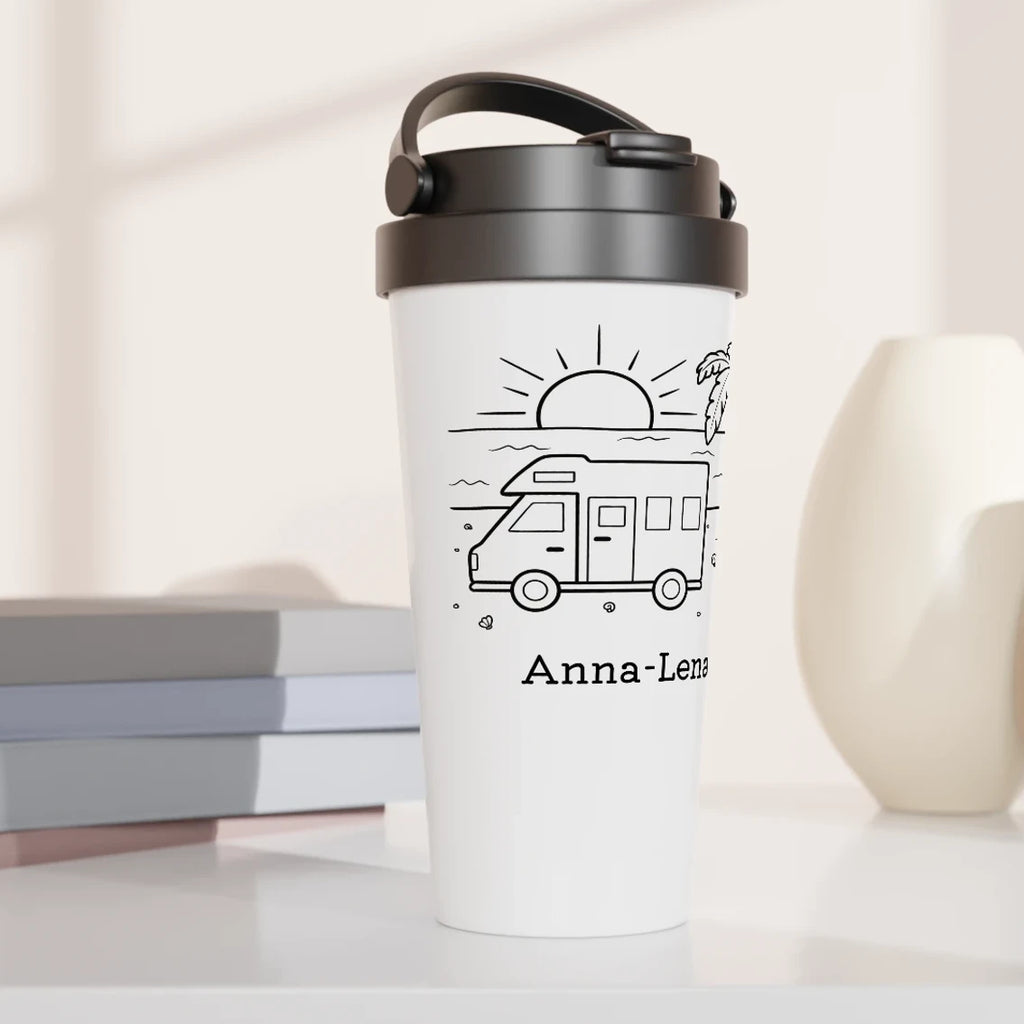 Weißer Reisebecher mit grauem Deckel, Motiv Wohnmobil am Strand mit Sonne und Palmen, personalisiert mit Namen „Anna-Lena“. Camping Thermobecher.