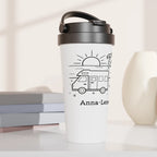 Weißer Reisebecher mit grauem Deckel, Motiv Wohnmobil am Strand mit Sonne und Palmen, personalisiert mit Namen „Anna-Lena“. Camping Thermobecher.