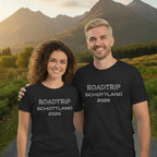T-Shirt mit personalisiertem Schriftzug „Roadtrip Schottland 2026“ in modernem Design.