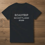 T-Shirt mit personalisiertem Schriftzug „Roadtrip Schottland 2026“ in modernem Design.