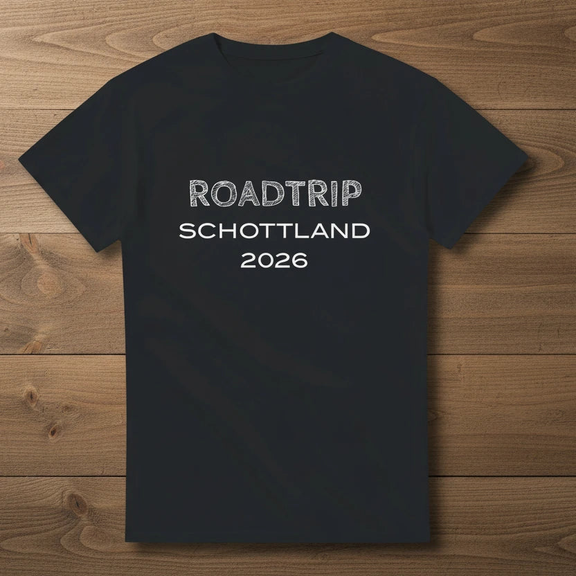 T-Shirt mit personalisiertem Schriftzug „Roadtrip Schottland 2026“ in modernem Design.