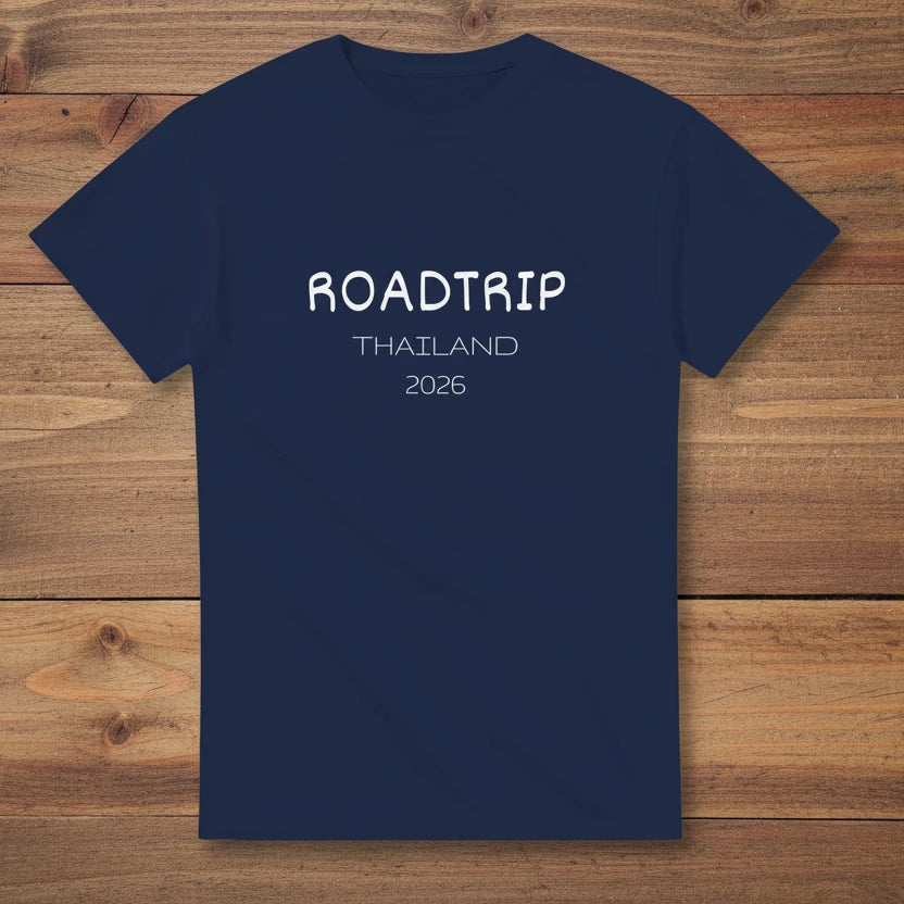 T-Shirt mit personalisiertem Schriftzug „Roadtrip Schottland 2026“ in modernem Design.