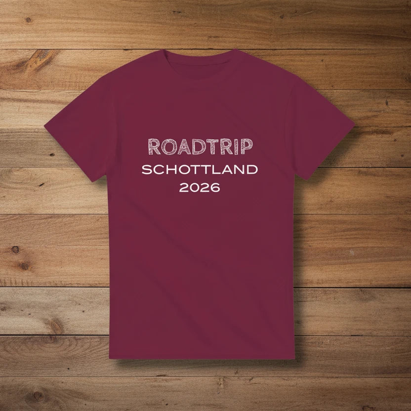 T-Shirt mit personalisiertem Schriftzug „Roadtrip Schottland 2026“ in modernem Design.