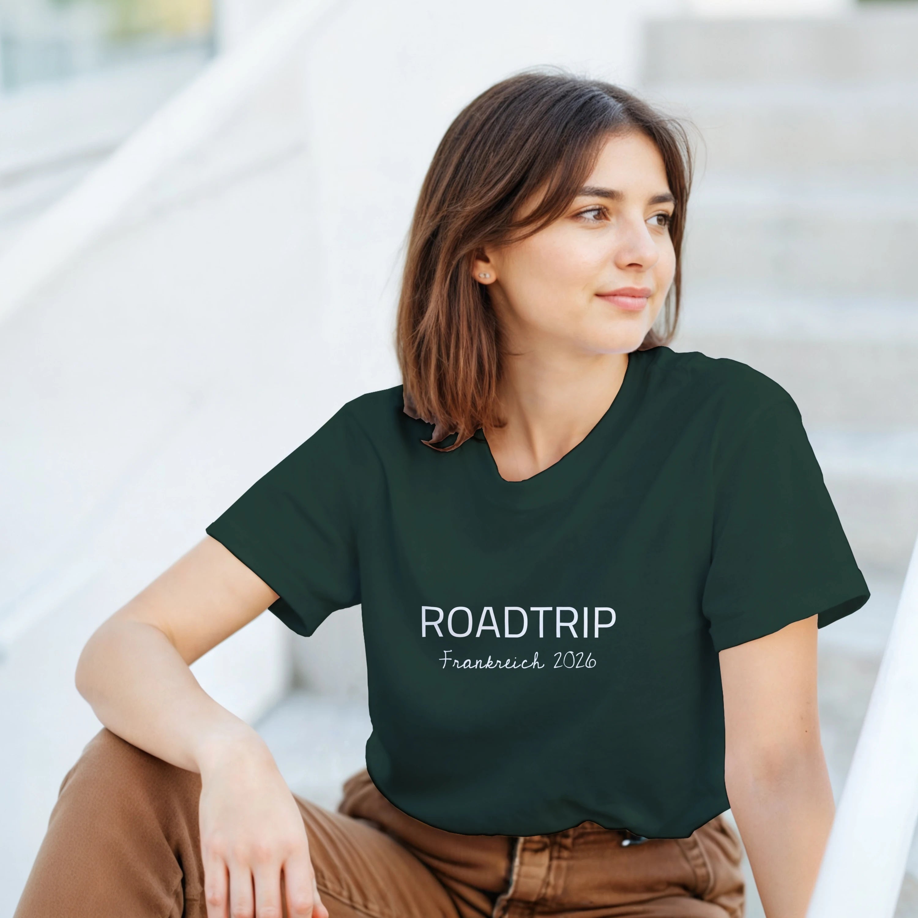 T-Shirt mit personalisiertem Schriftzug „Roadtrip Schottland 2026“ in modernem Design.