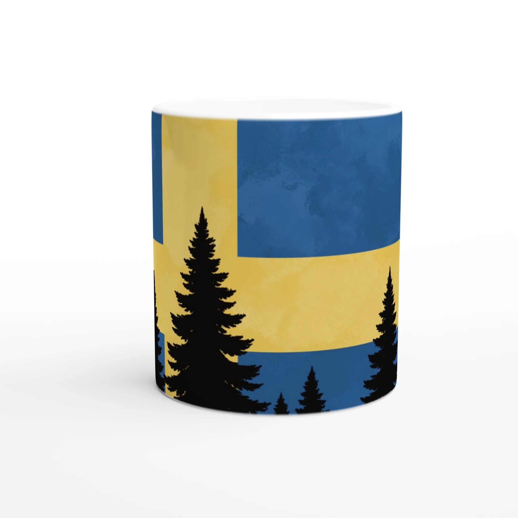 Weiße Keramiktasse mit illustrativem Flaggenmotiv von Schweden und Waldsilhouette im skandinavischen Design.