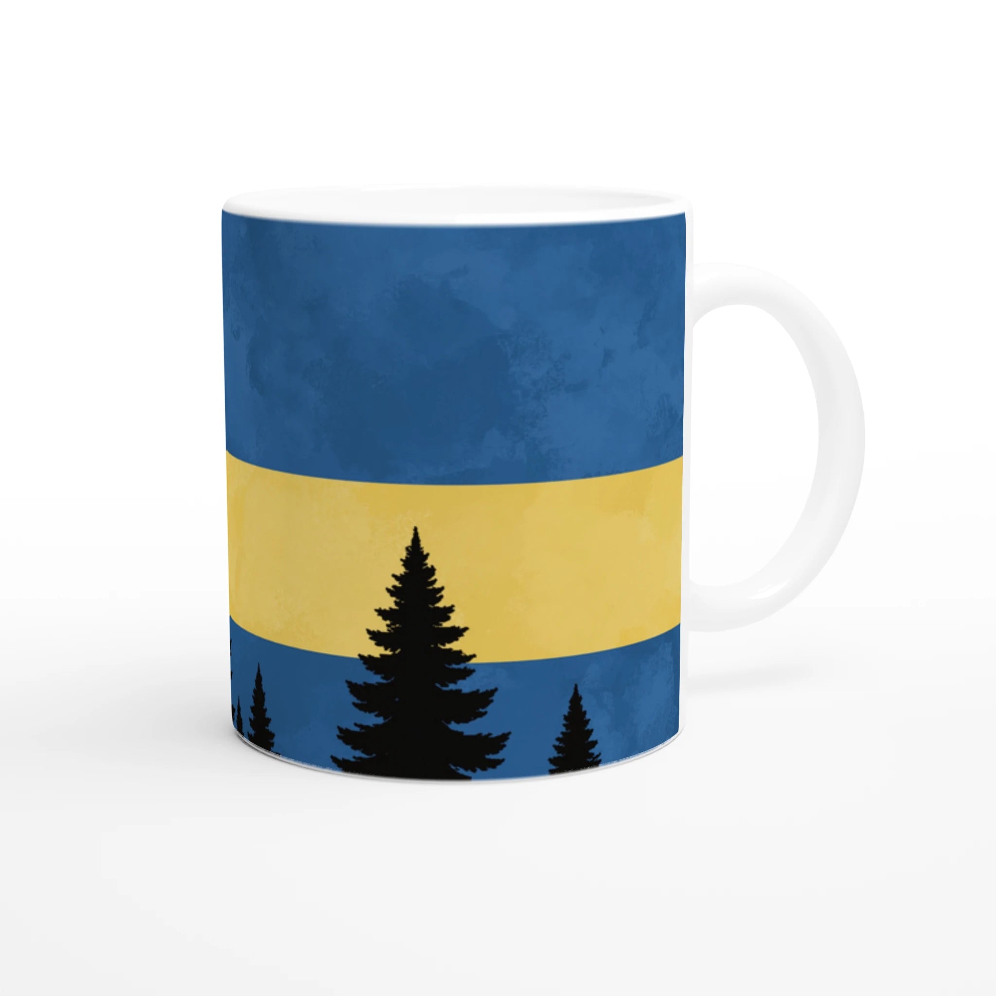 Weiße Keramiktasse mit illustrativem Flaggenmotiv von Schweden und Waldsilhouette im skandinavischen Design.