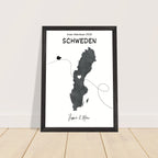 Personalisiertes Schweden-Poster in Holzrahmen – Landkarte mit Namen, nachhaltiger Druck auf mattem Papier