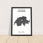 Personalisiertes Schweiz-Poster in Holzrahmen – Landkarte mit Namen, nachhaltiger Druck auf mattem Papier