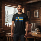 Schwarzes T-Shirt mit illustrativem Flaggenmotiv von Norwegen oder Schweden und Waldsilhouette im skandinavischen Stil.