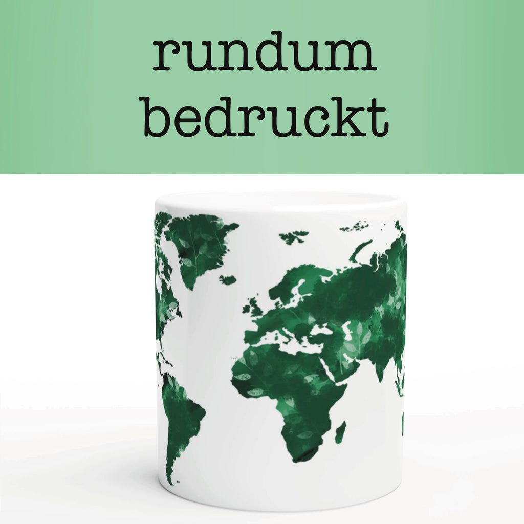 Illustrierte Weltkarte mit Blattmuster auf einer weißen Keramiktasse – modernes Design für Reisefans und Naturfreunde