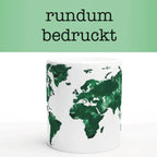 Illustrierte Weltkarte mit Blattmuster auf einer weißen Keramiktasse – modernes Design für Reisefans und Naturfreunde