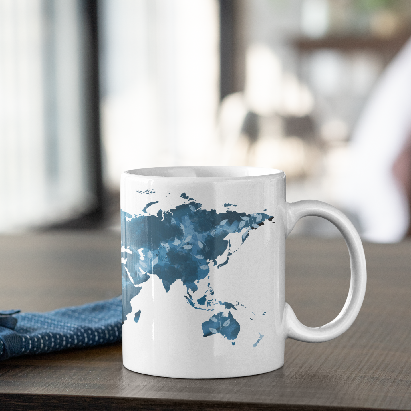 Illustrierte Weltkarte mit Blattmuster auf einer weißen Keramiktasse – modernes Design für Reisefans und Naturfreunde