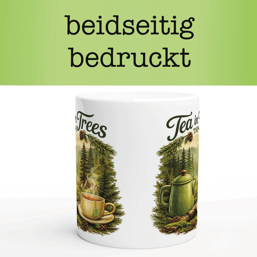 Keramiktasse mit Illustration von Teekanne und Teetasse in einer grünen Waldlandschaft.
