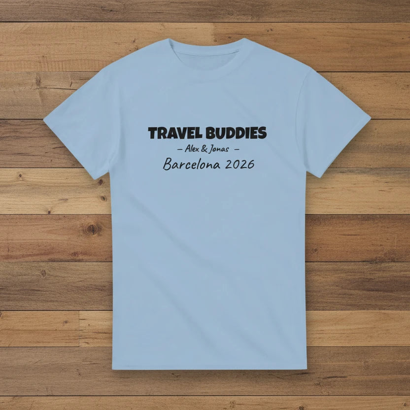 Unisex T-Shirt mit dem Schriftzug „Travel Buddies“, personalisiert mit Namen und Jahr