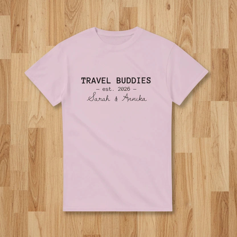 Unisex T-Shirt mit dem Schriftzug „Travel Buddies“, personalisiert mit Namen und Jahr