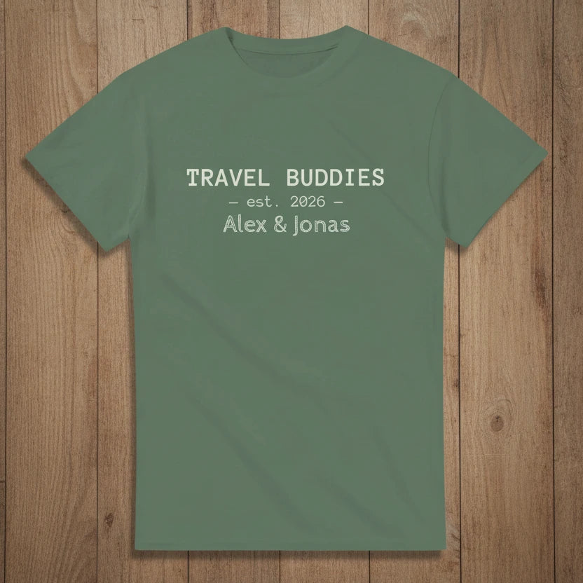 Unisex T-Shirt mit dem Schriftzug „Travel Buddies“, personalisiert mit Namen und Jahr
