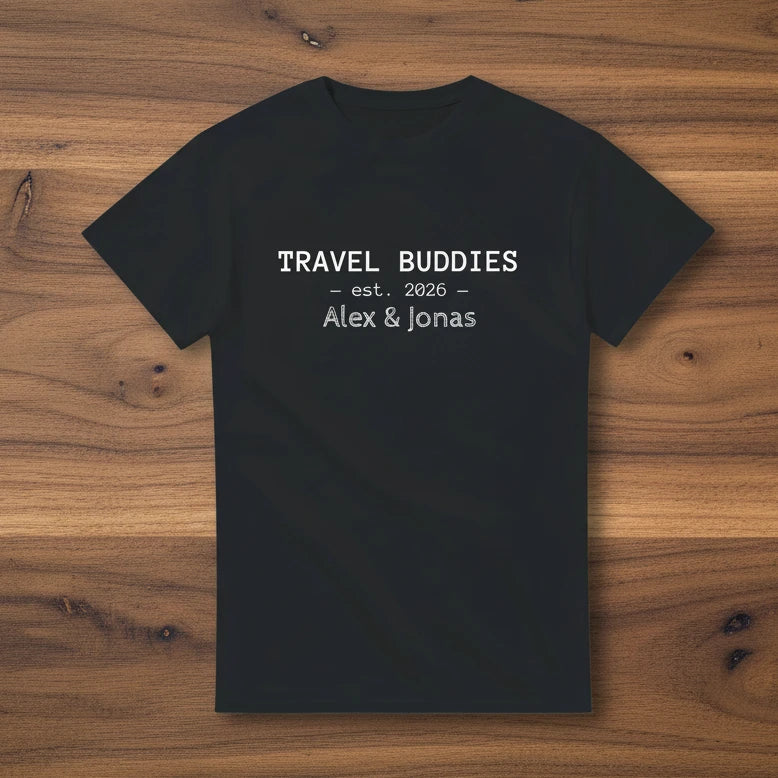 Unisex T-Shirt mit dem Schriftzug „Travel Buddies“, personalisiert mit Namen und Jahr