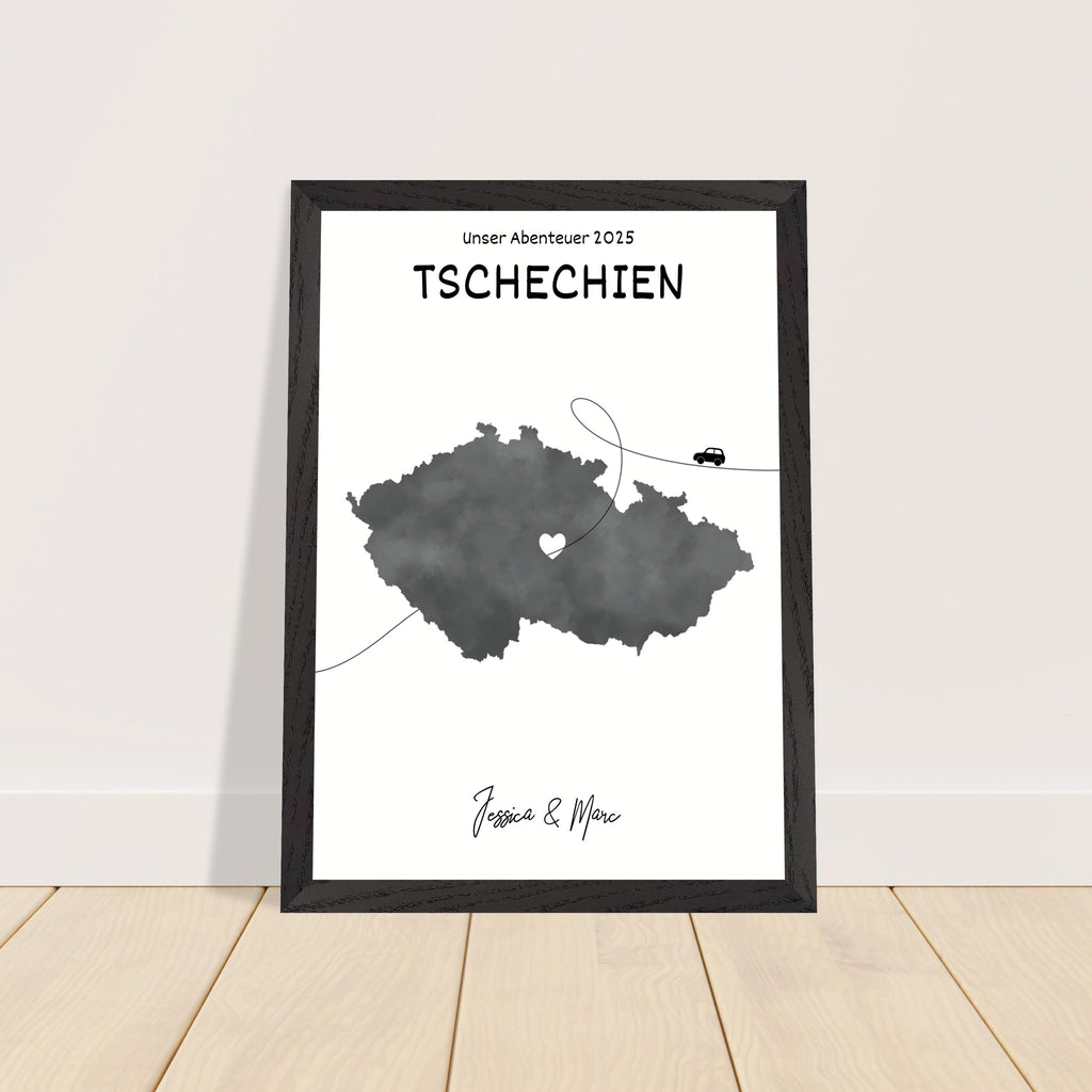 Personalisiertes Tschechien-Poster in Holzrahmen – Landkarte mit Namen, nachhaltiger Druck auf mattem Papier