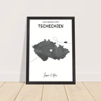 Personalisiertes Tschechien-Poster in Holzrahmen – Landkarte mit Namen, nachhaltiger Druck auf mattem Papier