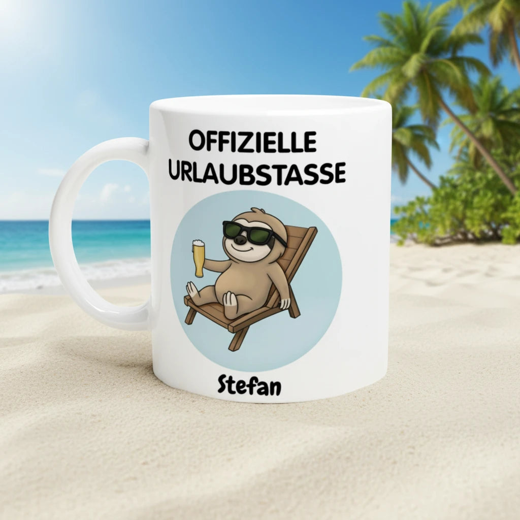 Tasse mit Tier  im Liegestuhl, Sonnenbrille und Cocktail – Text: „Offizielle Urlaubstasse – Stefan“. Personalisierbare Urlaubstasse mit Tiermotiv und Namen.
