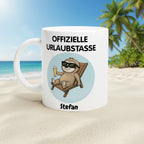 Tasse mit Tier  im Liegestuhl, Sonnenbrille und Cocktail – Text: „Offizielle Urlaubstasse – Stefan“. Personalisierbare Urlaubstasse mit Tiermotiv und Namen.