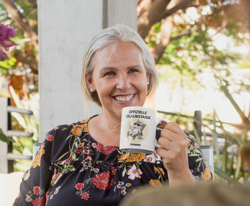 Tasse mit Tier  im Liegestuhl, Sonnenbrille und Cocktail – Text: „Offizielle Urlaubstasse – Lisa“. Personalisierbare Urlaubstasse mit Tiermotiv und Namen.