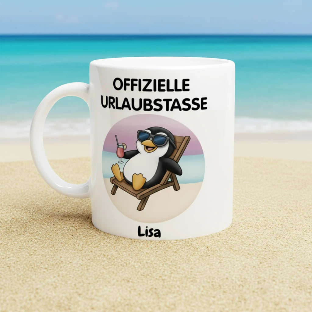 Tasse mit Tier  im Liegestuhl, Sonnenbrille und Cocktail – Text: „Offizielle Urlaubstasse – Lisa“. Personalisierbare Urlaubstasse mit Tiermotiv und Namen.