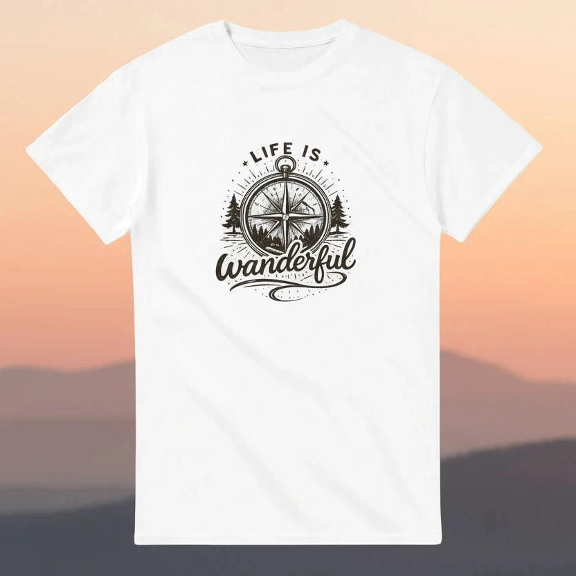 T-Shirt mit „Life is Wanderful“ Schriftzug, Kompass-Design und Naturmotiv im Vintage-Outdoor-Stil