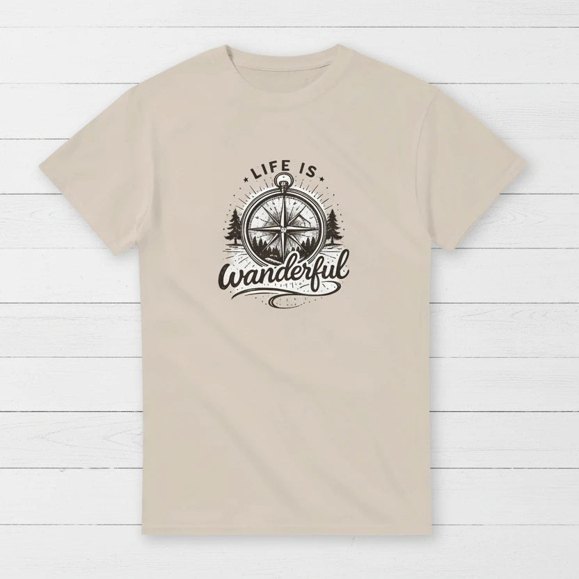 T-Shirt mit „Life is Wanderful“ Schriftzug, Kompass-Design und Naturmotiv im Vintage-Outdoor-Stil