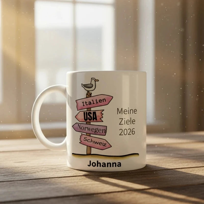 Weiße Keramiktasse mit bunten Wegweisern, Möwe, personalisiertem Namen und Jahr. Reise-Motiv mit Zielen wie Italien, USA und Norwegen.