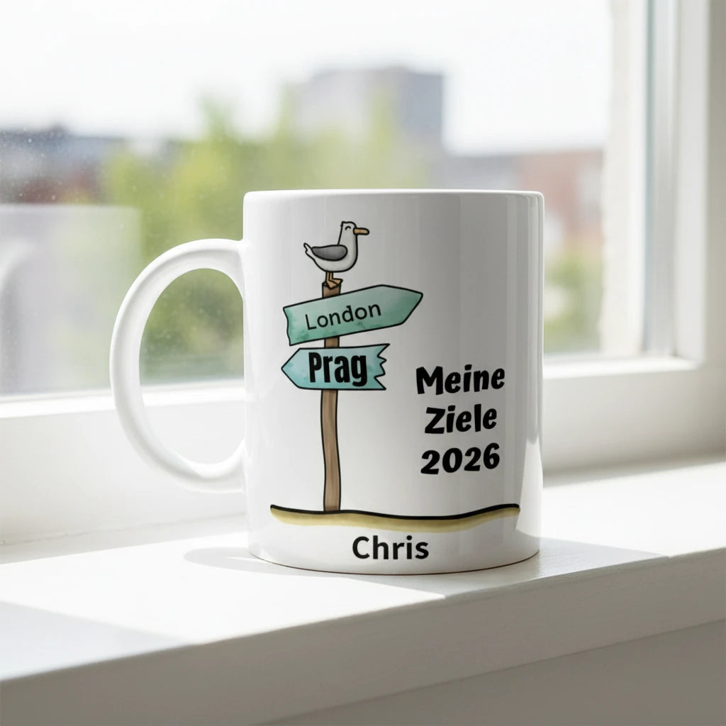 Weiße Keramiktasse mit bunten Wegweisern, Möwe, personalisiertem Namen und Jahr. Reise-Motiv mit Zielen wie Italien, USA und Norwegen.