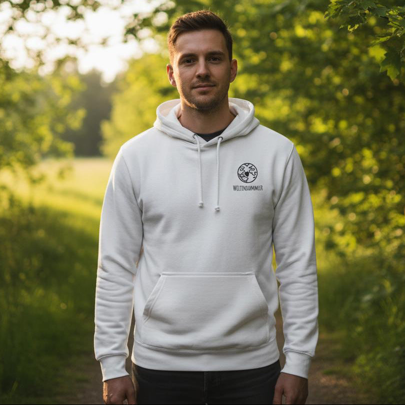 Hoodie mit schwarzem „Weltenbummler“-Logo und Weltkugel mit Herzmotiv auf der Brust