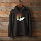 Schwarzer Hoodie mit illustrativem Motiv eines Skifahrers vor winterlicher Landschaft und Sonnenuntergang. Design in Rot oder Grün erhältlich.