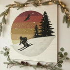 Quadratischer Holzdruck mit illustrativem Motiv eines Skifahrers vor winterlicher Landschaft, Tannen und farbigem Himmel im Vintage-Stil.