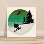 Quadratischer Holzdruck mit illustrativem Motiv eines Skifahrers vor winterlicher Landschaft, Tannen und farbigem Himmel im Vintage-Stil.
